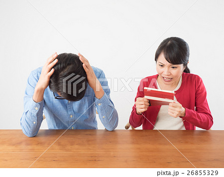 預金通帳を見て驚く妻と頭をかかえる夫 26855329
