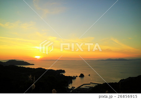 海の上の小学校の夕日 26856915