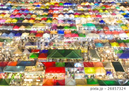 バンコク ナイトマーケット タラート ロット ファイ ラチャダー の写真素材