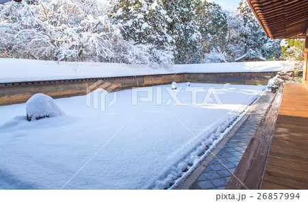 京都・雪の龍安寺 26857994
