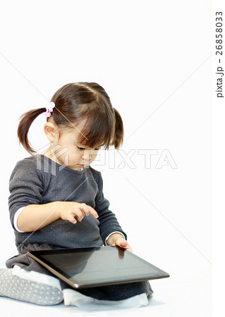 タブレットを使う幼児(2歳児) 26858033