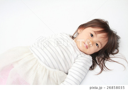 横になる幼児(2歳児) 26858035