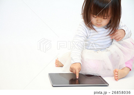 タブレットを使う幼児(2歳児) 26858036