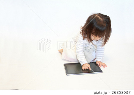 タブレットを使う幼児(2歳児) 26858037