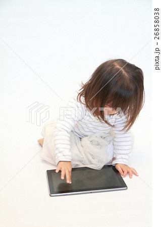 タブレットを使う幼児(2歳児) 26858038