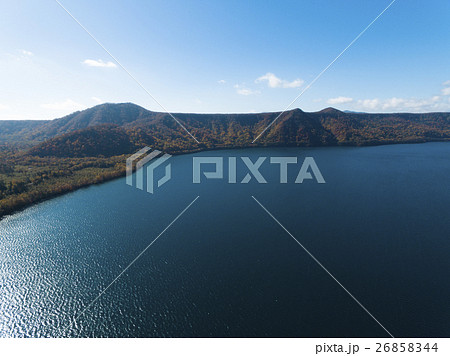 秋の支笏湖 湖畔(空撮) 秋の支笏湖 湖畔(空撮) 26858344