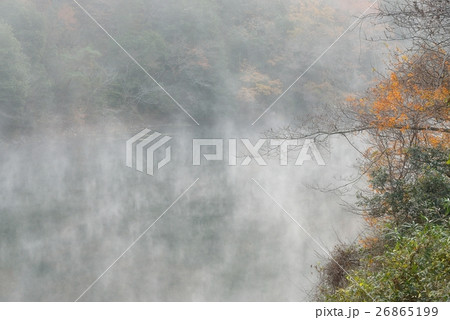 名張川の朝靄と紅葉の趣き 26865199