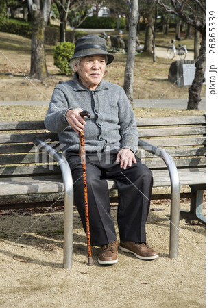 ベンチに座る散歩中の男性の老人 26865339