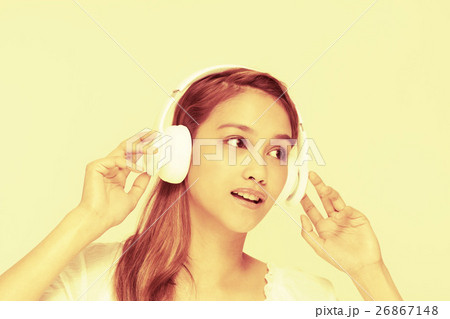 ワイヤレスヘッドホンで音楽を聴く女の子 デュオトーン ワイヤレスヘッドホンで音楽を聴く女の子 デュオトーン 26867148