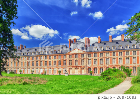 Chateau Fontainebleau and surrounding his park. 26871083