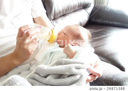 哺乳瓶でミルクを飲む赤ちゃん（生後24日目・新生児） 26871388