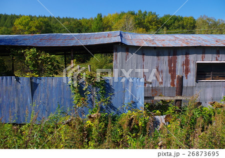 古いトタン壁の小屋 古いトタン壁の小屋 26873695