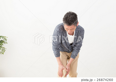 ひざが痛い男性 26874260