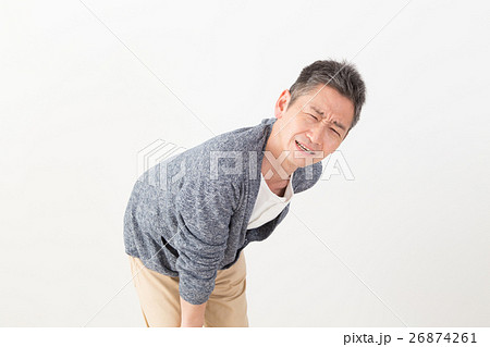 ひざが痛い男性 26874261