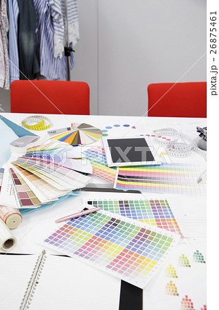 アパレル デザイン ビジネス 会議 打ち合わせ ファッション オフィス デザイナー ミーティング アパレル デザイン ビジネス 会議 打ち合わせ ファッション オフィス デザイナー ミーティング 26875461