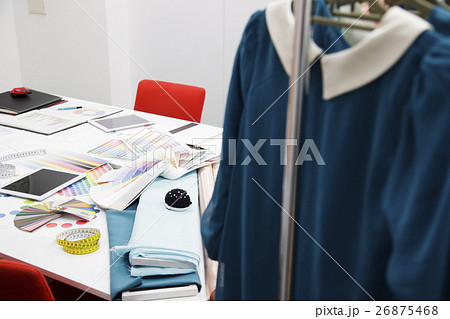 アパレル デザイン ビジネス 会議 打ち合わせ ファッション オフィス デザイナー ミーティング アパレル デザイン ビジネス 会議 打ち合わせ ファッション オフィス デザイナー ミーティング 26875468