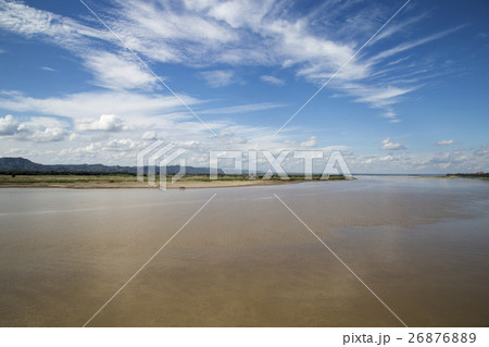 ミャンマーの広大なイワラジ川 26876889