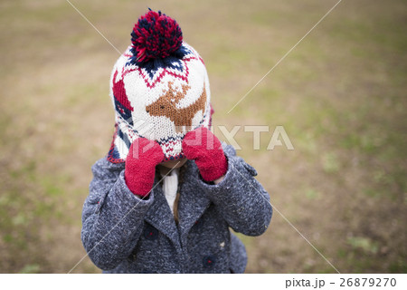 ニット帽を引っ張る子供 26879270