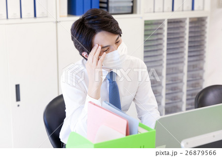 カゼが辛いビジネスマン 26879566