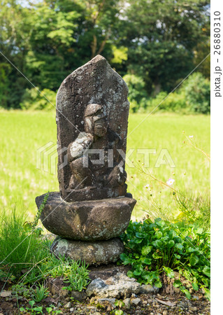 田んぼのあぜ道にある観音像 26880310