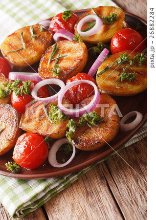 Grilled new potatoes and tomatoes with rosemary 26882284