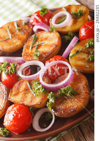 Grilled new potatoes and tomatoes 26882285