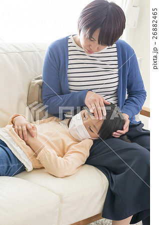 風邪の娘と心配する母親 26882465