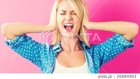耳をふさいでいる女性 26884903