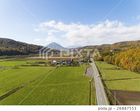 北海道の牧場と一本道 空撮 の写真素材