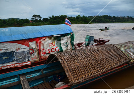 タイとラオス国境の街　タイ側のチェンコン　メコン川沿いに停留するボートと水上を行き交うボート 26889994