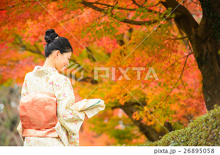 紅葉と着物の女性 26895058