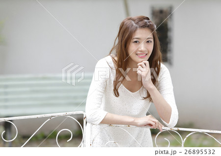 庭での若い女性のポートレート 庭での若い女性のポートレート 26895532