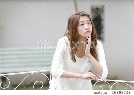 庭での若い女性のポートレート 庭での若い女性のポートレート 26895533