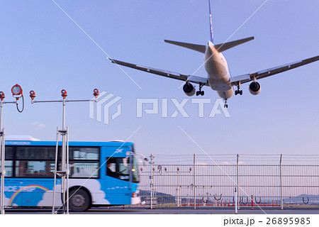 福岡空港 着陸機と空港バス 26895985