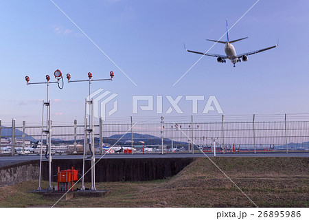 福岡空港 誘導灯と着陸機の写真素材