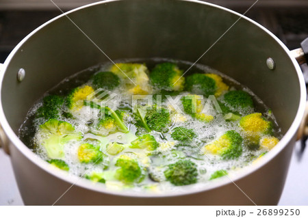 採りたてブロッコリーを茹でる 26899250