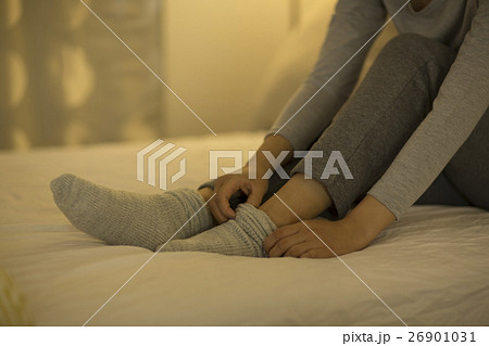 靴下を履く女性 靴下を履く女性 26901031