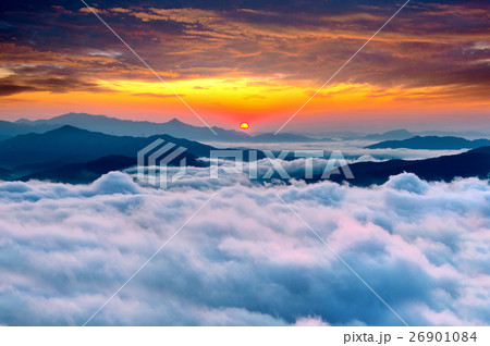 Seoraksan mountains is covered by morning fog. 26901084