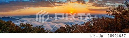 Seoraksan mountains is covered by morning fog. 26901087