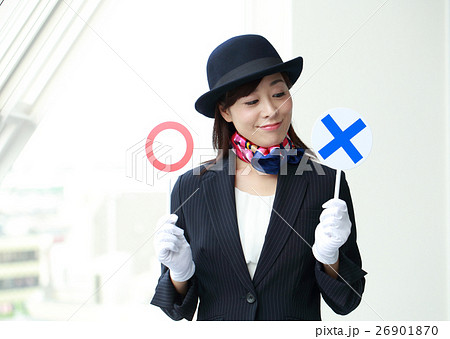 マル印とバツ印を持つガイドさん マル印とバツ印を持つガイドさん 26901870