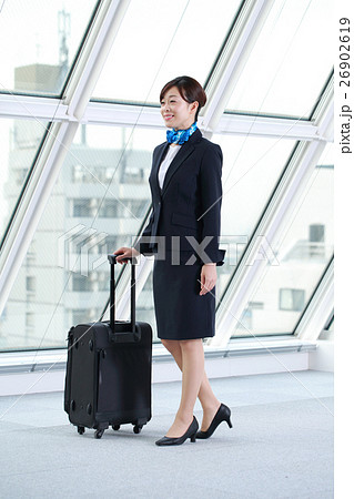 スーツケースを運ぶ女性 26902619
