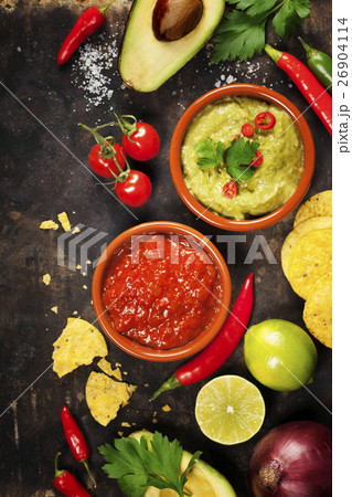 Green Homemade Guacamole with Tortilla Chips 26904114