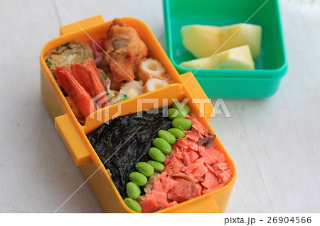 女の子用の手作り弁当　食べきりサイズの海苔弁当 26904566