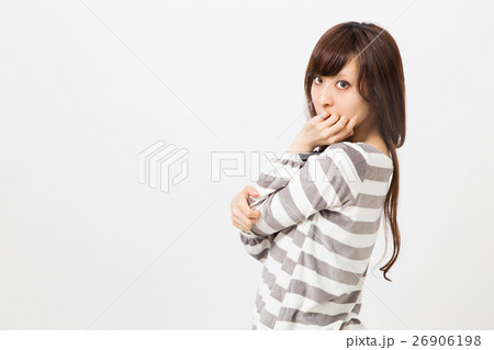 悩む女性 26906198