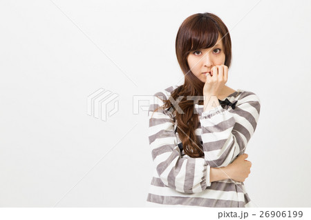 悩む女性 26906199