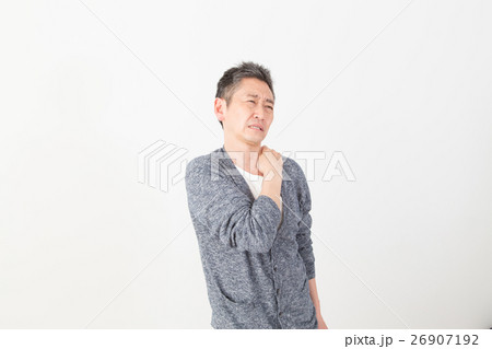 肩こりの男性 26907192