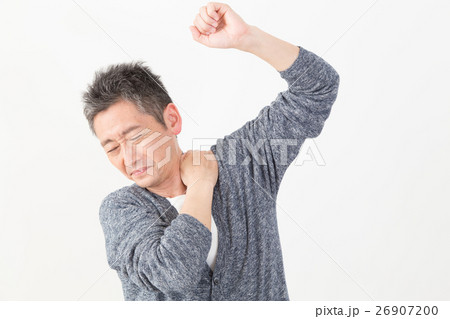 肩こりの男性 肩こりの男性 26907200