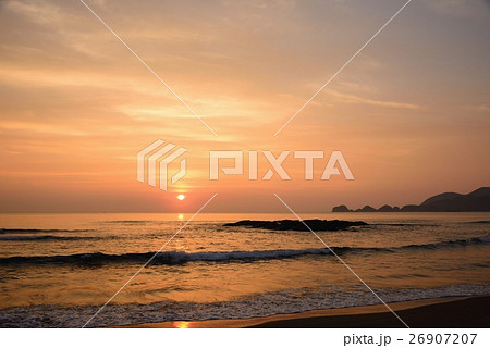 早朝の海　朝焼け 26907207