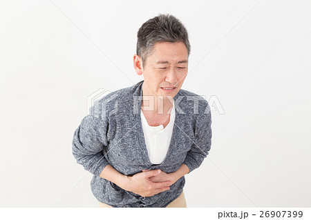 腹痛の男性 26907399