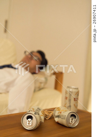 酔いつぶれるビジネスマン 26907411